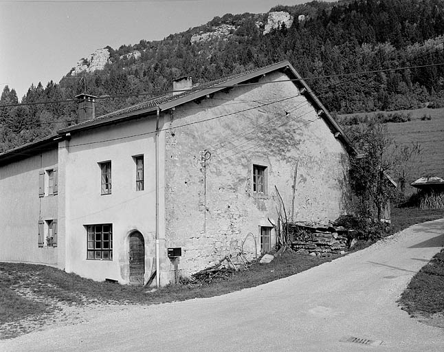 Façade antérieure et face droite. © Jérôme Mongreville / Région Bourgogne-Franche-Comté, Inventaire du patrimoine - 1994