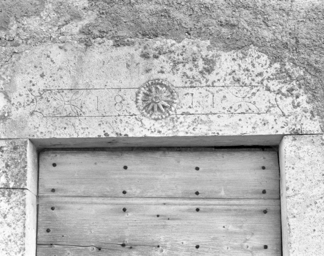 Date portée par le linteau de la porte d'accès à l'extension. © Jérôme Mongreville / Région Bourgogne-Franche-Comté, Inventaire du patrimoine - 1994