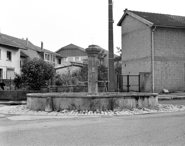 La fontaine de profil. © Jérôme Mongreville / Région Bourgogne-Franche-Comté, Inventaire du patrimoine - 1994