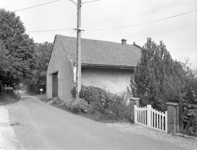 Façade antérieure et face gauche depuis la rue. © Jérôme Mongreville / Région Bourgogne-Franche-Comté, Inventaire du patrimoine - 1994 Façade antérieure et face gauche depuis la rue. © Jérôme Mongreville / Région Bourgogne-Franche-Comté, Inventaire du patrimoine - 1994