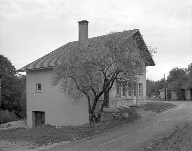 Façade antérieure et face gauche. © Jérôme Mongreville / Région Bourgogne-Franche-Comté, Inventaire du patrimoine - 1994 Façade antérieure et face gauche. © Jérôme Mongreville / Région Bourgogne-Franche-Comté, Inventaire du patrimoine - 1994