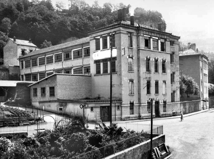 Vue d'ensemble des bâtiments de trois quarts gauche, milieu 20e siècle. © Jérôme  Mongreville (reproduction) / Région Bourgogne-Franche-Comté, Inventaire du patrimoine - 1994