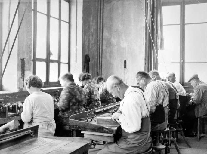 Intérieur d'un atelier de débrutage, milieu 20e siècle. © Jérôme  Mongreville (reproduction) / Région Bourgogne-Franche-Comté, Inventaire du patrimoine - 1994