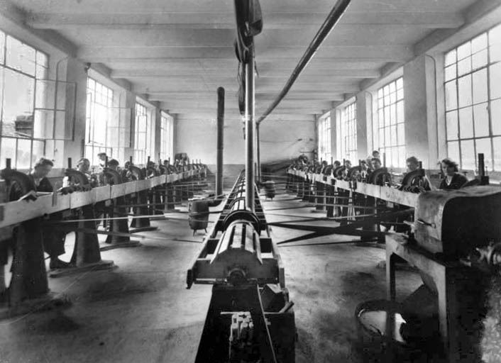 Intérieur d'un atelier de taille du diamant, milieu 20e siècle. © Jérôme  Mongreville (reproduction) / Région Bourgogne-Franche-Comté, Inventaire du patrimoine - 1994
