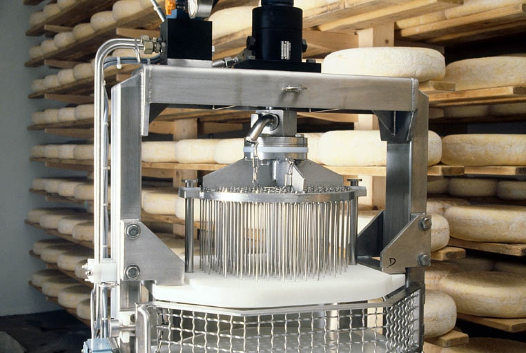 Détail de la machine à piquer les fromages. © Jérôme Mongreville / Région Bourgogne-Franche-Comté, Inventaire du patrimoine - 1994