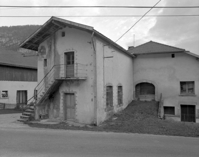 Pignon, façade postérieure et accès à la grange haute de la ferme mitoyenne. © Jérôme Mongreville / Région Bourgogne-Franche-Comté, Inventaire du patrimoine - 1994