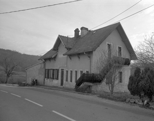 Façade antérieure et face droite. © Jérôme Mongreville / Région Bourgogne-Franche-Comté, Inventaire du patrimoine - 1994