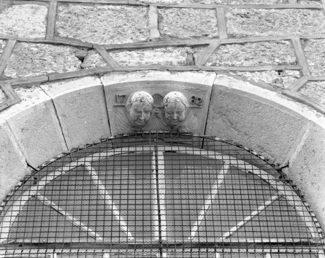 Extérieur : partie supérieure de la baie de l'abside, têtes d'angelots et date 1782. © Jérôme Mongreville / Région Bourgogne-Franche-Comté, Inventaire du patrimoine - 1994 Extérieur : partie supérieure de la baie de l'abside, têtes d'angelots et date 1782. © Jérôme Mongreville / Région Bourgogne-Franche-Comté, Inventaire du patrimoine - 1994