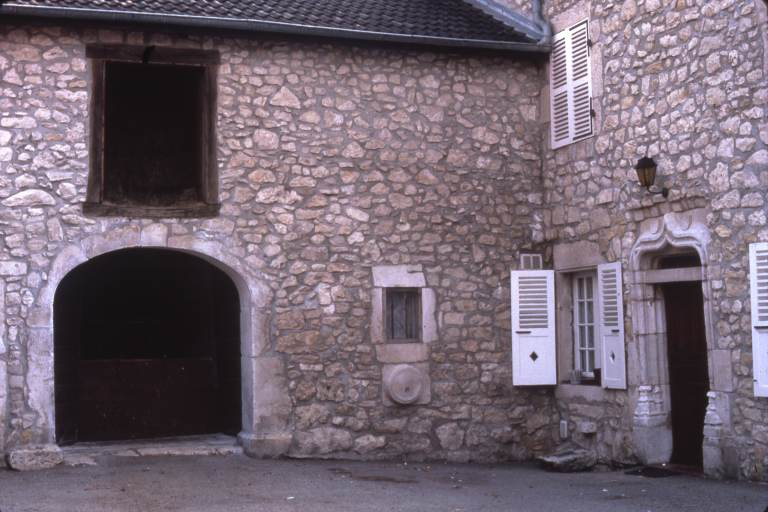 Angle entre le logis et les dépendances agricoles, en 1987. © Jérôme  Mongreville (reproduction) / Région Bourgogne-Franche-Comté, Inventaire du patrimoine - 1994