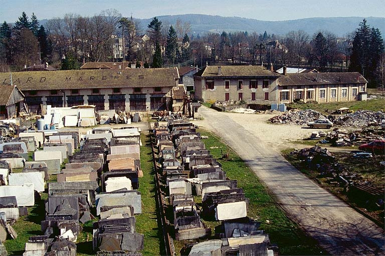 Vue d'ensemble : aire des matières premières et ateliers de fabrication. © Yves Sancey / Région Bourgogne-Franche-Comté, Inventaire du patrimoine - 1994