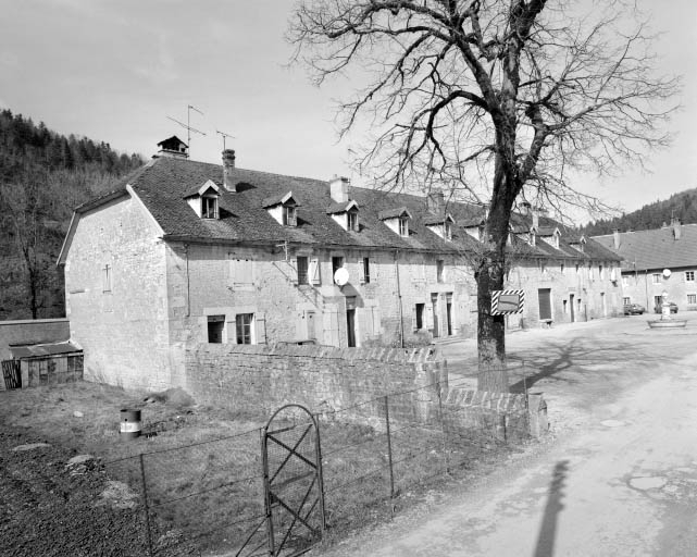 Logement d'ouvriers côté cour, vu de trois quarts gauche. © Yves Sancey / Région Bourgogne-Franche-Comté, Inventaire du patrimoine - 1994