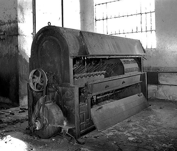 Face arrière vue de trois quarts gauche, capot ouvert. © Yves Sancey / Région Bourgogne-Franche-Comté, Inventaire du patrimoine - 1994