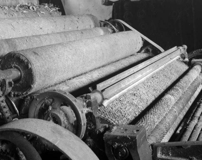 Détail du cylindre briseur.De droite à gauche, rouleaux alimentaires, cylindre briseur puis cylindres cardes de l'avant-train. © Yves Sancey / Région Bourgogne-Franche-Comté, Inventaire du patrimoine - 1994