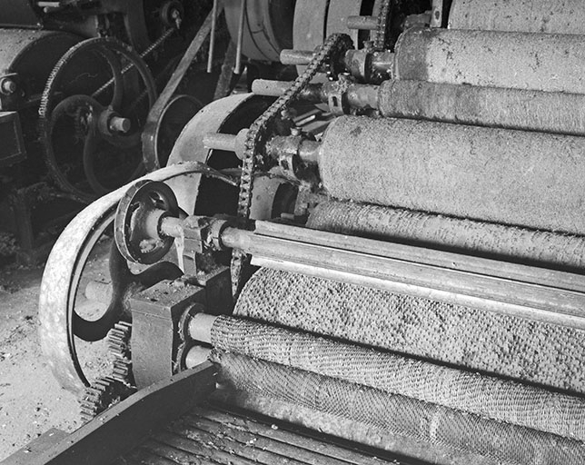 Détail du cylindre briseur.De gauche à droite, rouleaux alimentaires, cylindre briseur puis cylindres cardes de l'avant-train. © Yves Sancey / Région Bourgogne-Franche-Comté, Inventaire du patrimoine - 1994