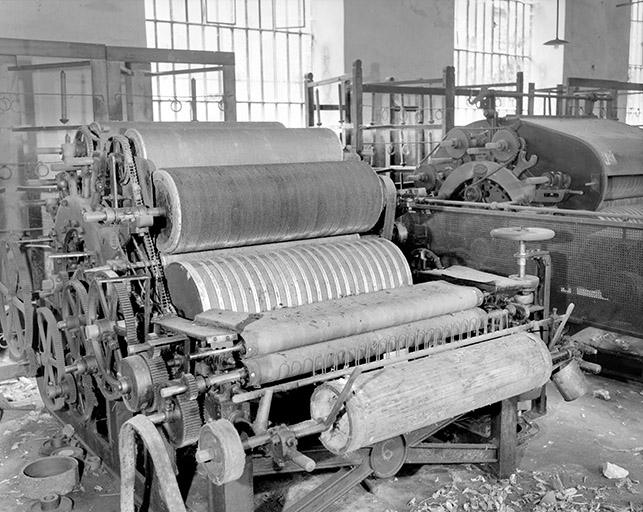 Face arrière vue de trois quarts gauche.Rouleau en bois, guide-fils, manchons frotteurs, cylindre volant et cylindres travailleurs. © Yves Sancey / Région Bourgogne-Franche-Comté, Inventaire du patrimoine - 1994