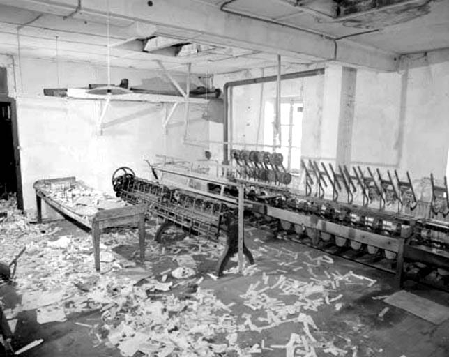 Intérieur de l'atelier de conditionnement (premier étage du bâtiment K). © Yves Sancey / Région Bourgogne-Franche-Comté, Inventaire du patrimoine - 1994