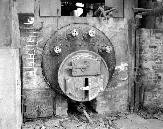Intérieur de la chaufferie (Q) : chaudière. © Yves Sancey / Région Bourgogne-Franche-Comté, Inventaire du patrimoine - 1994