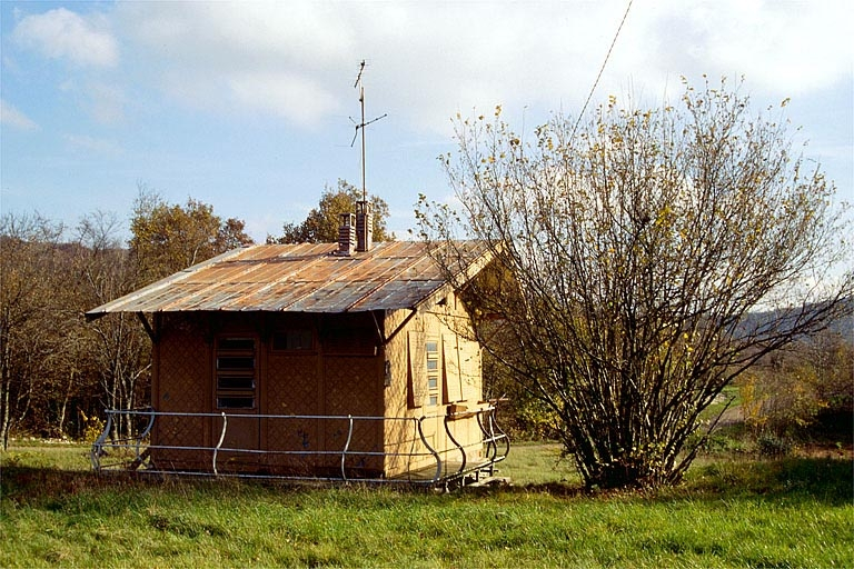 Maison (bungalow) dans la commune de Montagna-le-Reconduit : vue d'ensemble. © Yves Sancey / Région Bourgogne-Franche-Comté, Inventaire du patrimoine - 1994