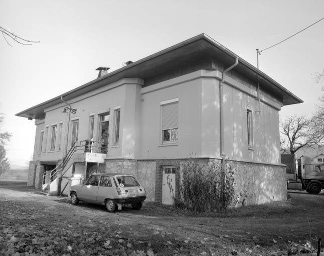 Façade postérieure vue de trois quarts droite. © Yves Sancey / Région Bourgogne-Franche-Comté, Inventaire du patrimoine - 1994