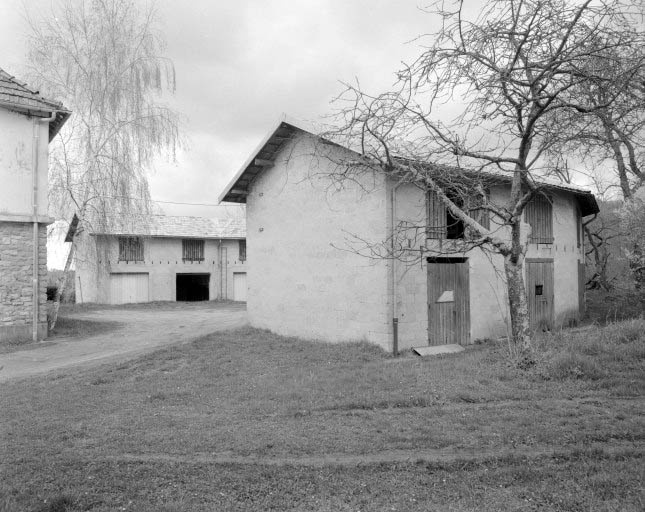 Remise d'automobile et bûcher (F) : vue d'ensemble. © Yves Sancey / Région Bourgogne-Franche-Comté, Inventaire du patrimoine - 1994