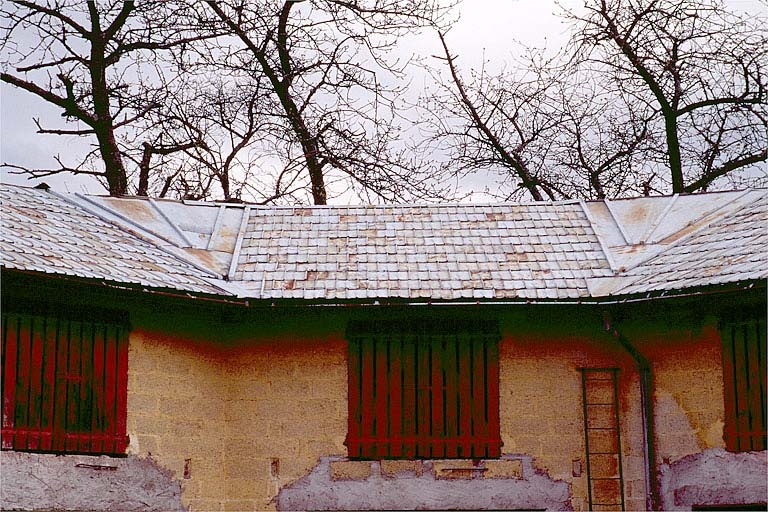 Remise d'automobile et bûcher (F) : toiture couverte de tuiles metalliques. © Yves Sancey / Région Bourgogne-Franche-Comté, Inventaire du patrimoine - 1994