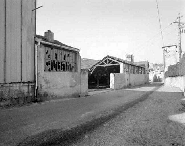 Façades sur la rue d'Allonal et entrée des ateliers (J). © Yves Sancey / Région Bourgogne-Franche-Comté, Inventaire du patrimoine - 1994