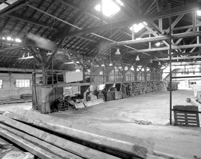 Ateliers de fabrication (J) : intérieur du parc à tôles (J2).Rampe d'accés au premier plan, quai d'expédition dans le vaisseau (J1) à gauche. © Yves Sancey / Région Bourgogne-Franche-Comté, Inventaire du patrimoine - 1994