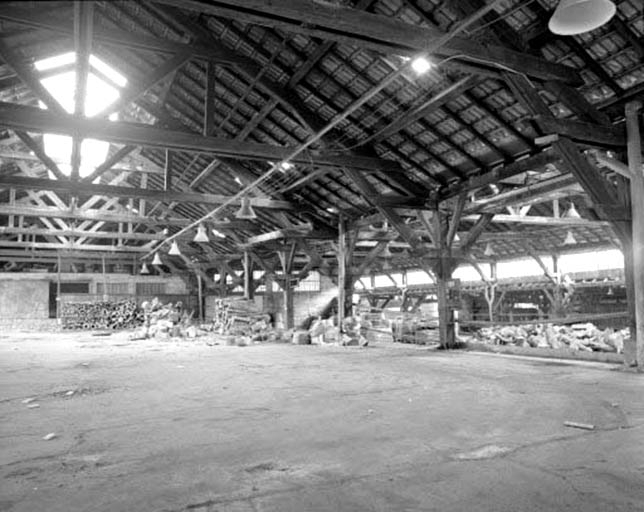 Ateliers de fabrication (J) : intérieur de l'atelier de soudure (J4).Rampe d'accés au fond, atelier des presses dans le vaisseau (J3) à droite. © Yves Sancey / Région Bourgogne-Franche-Comté, Inventaire du patrimoine - 1994