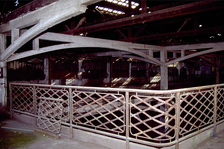 Cour couverte et atelier des presses (B) : galerie à l'étage. © Yves Sancey / Région Bourgogne-Franche-Comté, Inventaire du patrimoine - 1994