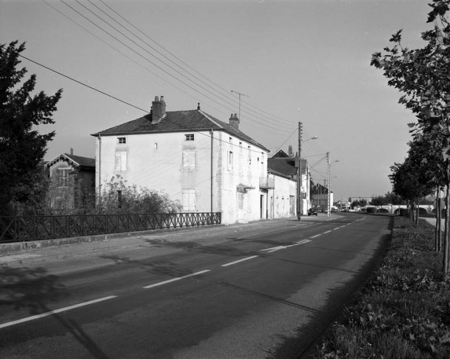 Vue d'ensemble éloignée de la maison remplaçant l'ancien entrepôt. © Yves Sancey / Région Bourgogne-Franche-Comté, Inventaire du patrimoine - 1994
