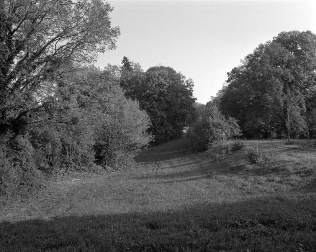 Restes de fossé du bastion de l'Arsenal (derrière l'actuelle chambre de commerce). © Yves Sancey / Région Bourgogne-Franche-Comté, Inventaire du patrimoine - 1994 Restes de fossé du bastion de l'Arsenal (derrière l'actuelle chambre de commerce). © Yves Sancey / Région Bourgogne-Franche-Comté, Inventaire du patrimoine - 1994