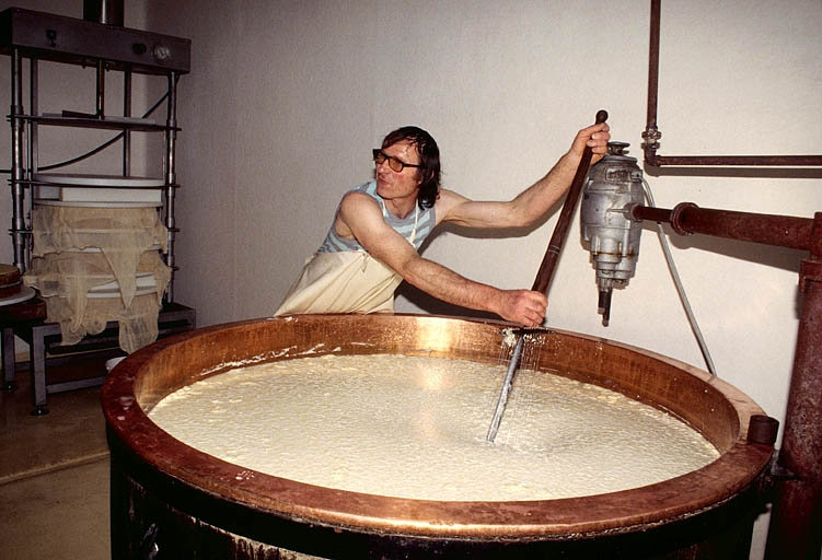 Décaillage au tranche-caillé manuel. © Jérôme Mongreville / Région Bourgogne-Franche-Comté, Inventaire du patrimoine - 1995