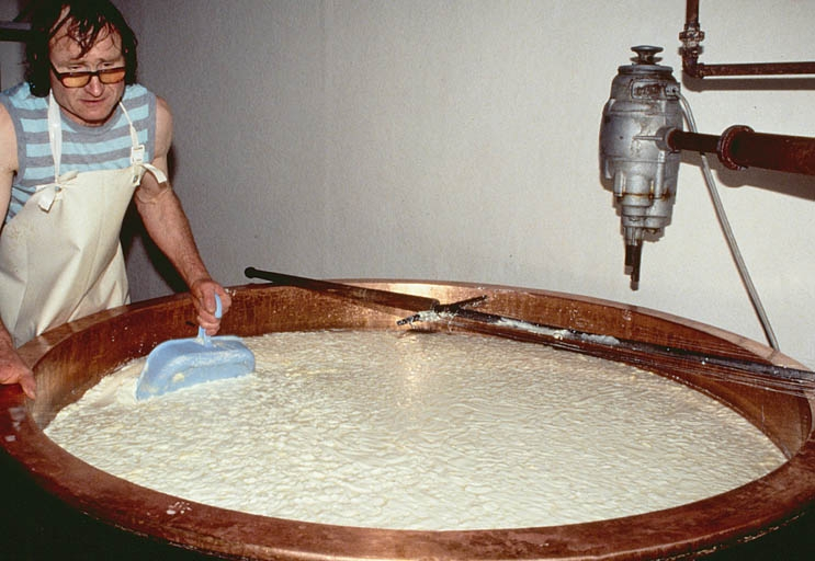 Vérification du décaillage, à la poche. © Jérôme Mongreville / Région Bourgogne-Franche-Comté, Inventaire du patrimoine - 1995