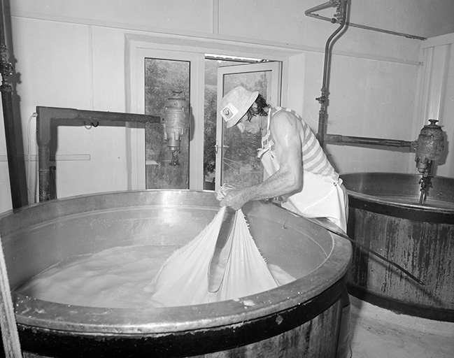 Tirage à la toile : le fromager noue les coins de la toile. © Jérôme Mongreville / Région Bourgogne-Franche-Comté, Inventaire du patrimoine - 1995