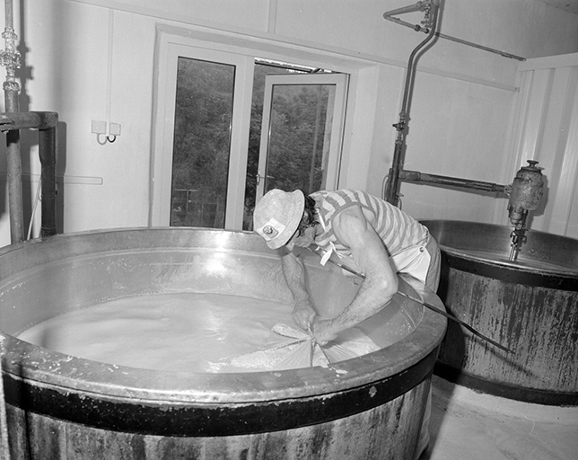 Tirage à la toile : le fromager noue les coins de la toile. © Jérôme Mongreville / Région Bourgogne-Franche-Comté, Inventaire du patrimoine - 1995