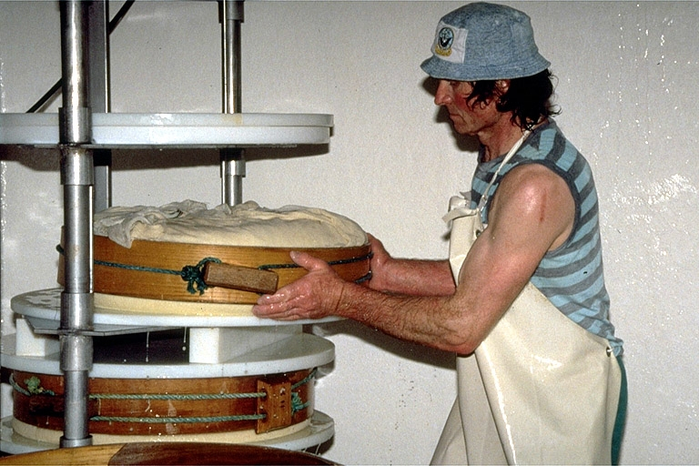 Chargement de la presse pneumatique. © Jérôme Mongreville / Région Bourgogne-Franche-Comté, Inventaire du patrimoine - 1995
