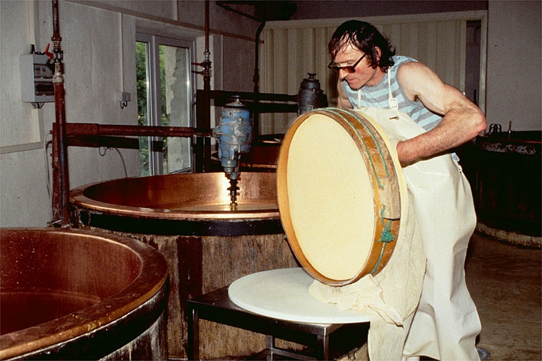 Démoulage d'un fromage : retournement. © Jérôme Mongreville / Région Bourgogne-Franche-Comté, Inventaire du patrimoine - 1995