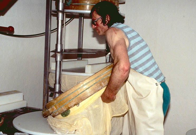 Démoulage d'un fromage : retournement. © Jérôme Mongreville / Région Bourgogne-Franche-Comté, Inventaire du patrimoine - 1995