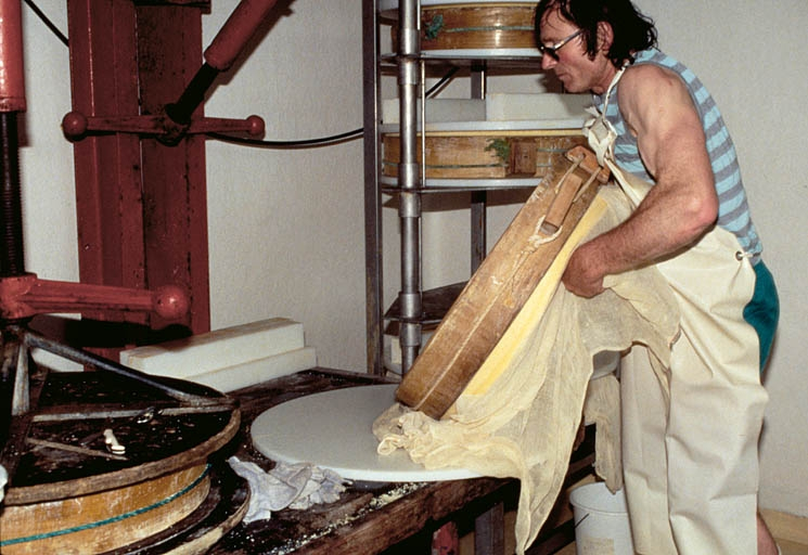 Démoulage d'un fromage : retournement. © Jérôme Mongreville / Région Bourgogne-Franche-Comté, Inventaire du patrimoine - 1995