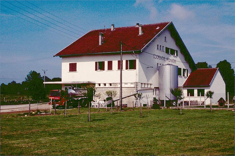Façades antérieure et latérale droite. © Jérôme Mongreville / Région Bourgogne-Franche-Comté, Inventaire du patrimoine - 1995