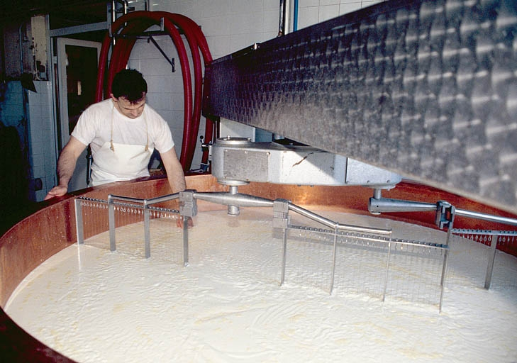 Vérification du décaillage, à la main. © Jérôme Mongreville / Région Bourgogne-Franche-Comté, Inventaire du patrimoine - 1995