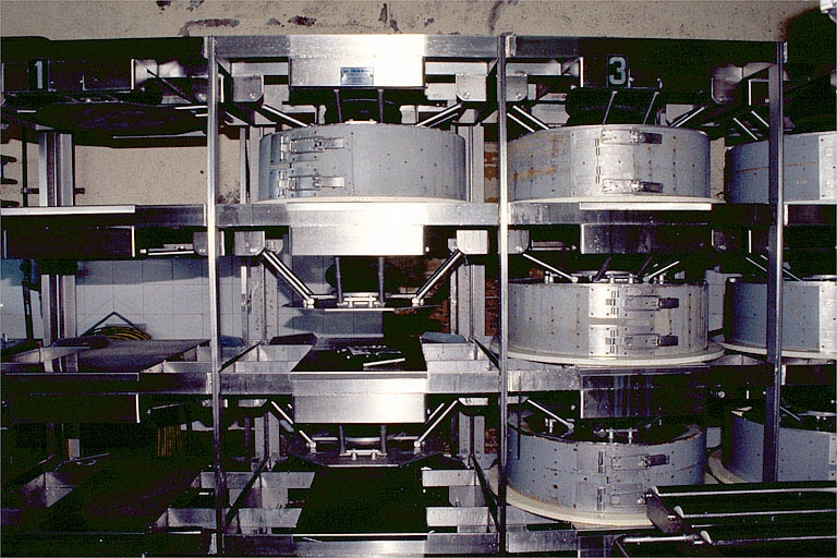 Moules dans la presse hydraulique. © Jérôme Mongreville / Région Bourgogne-Franche-Comté, Inventaire du patrimoine - 1995