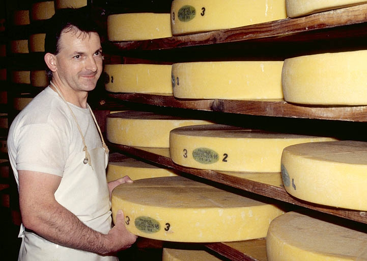 Intérieur de la pièce d'affinage. © Jérôme Mongreville / Région Bourgogne-Franche-Comté, Inventaire du patrimoine - 1995