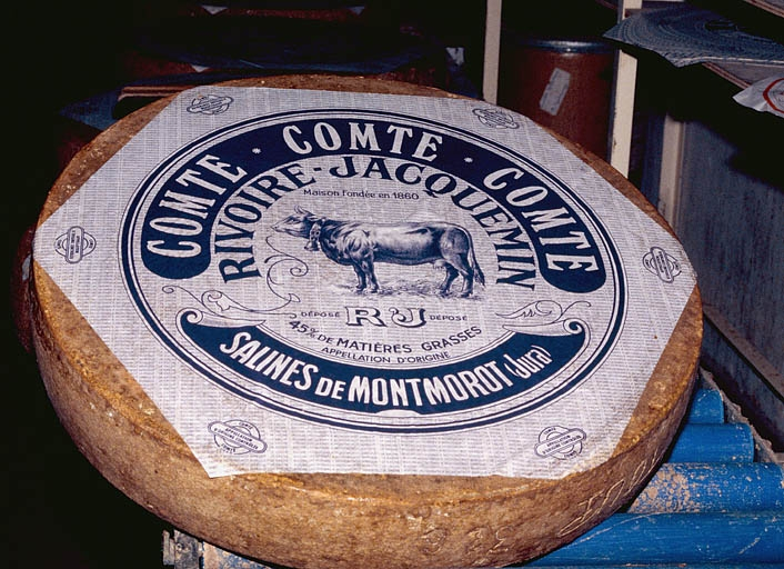 Meule de comté étiquetée. © Jérôme Mongreville / Région Bourgogne-Franche-Comté, Inventaire du patrimoine - 1995 Meule de comté étiquetée. © Jérôme Mongreville / Région Bourgogne-Franche-Comté, Inventaire du patrimoine - 1995
