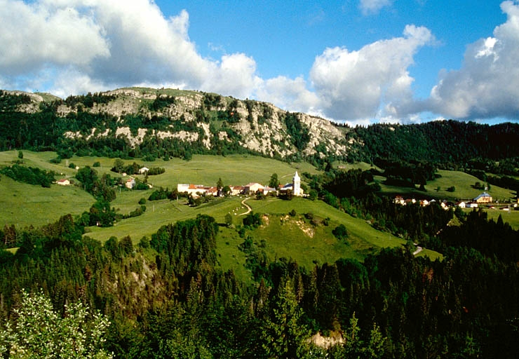 Paysage du Haut-Jura : le village des Bouchoux. © Yves Sancey / Région Bourgogne-Franche-Comté, Inventaire du patrimoine - 1995