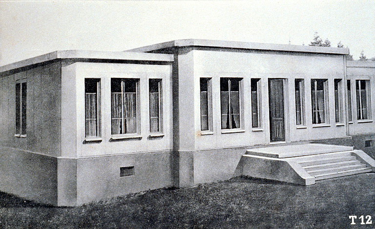 Façade antérieure d'une maison T12 dans les années 1930. © Jérôme  Mongreville (reproduction) / Région Bourgogne-Franche-Comté, Inventaire du patrimoine - 1995