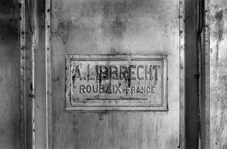 Plaque du constructeur. © Laurent Poupard / Région Bourgogne-Franche-Comté, Inventaire du patrimoine - 1995