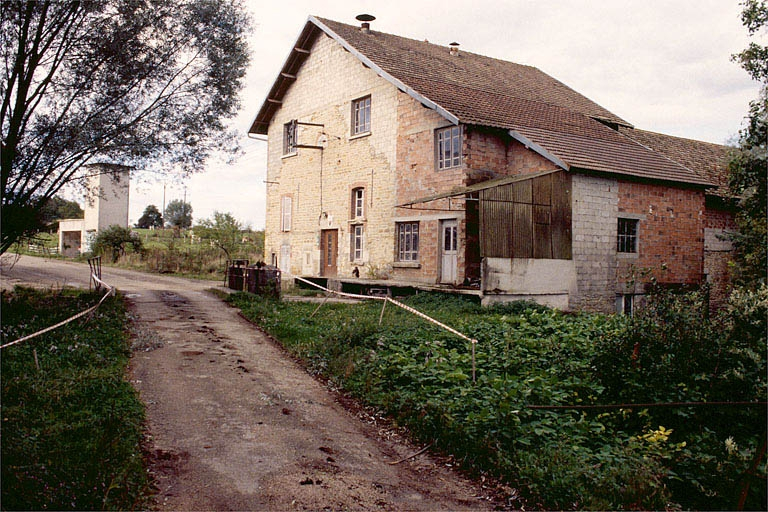 Vue de trois quarts droite. © Jérôme Mongreville / Région Bourgogne-Franche-Comté, Inventaire du patrimoine - 1995