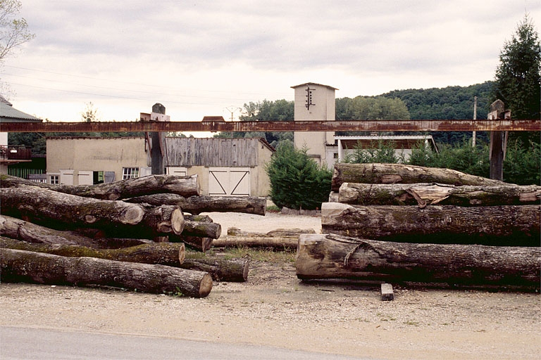 Aire des matières premières.En arrière plan, de gauche à droite : atelier de réparation, remise à automobile, transformateur et ancien bureau. © Jérôme Mongreville / Région Bourgogne-Franche-Comté, Inventaire du patrimoine - 1995