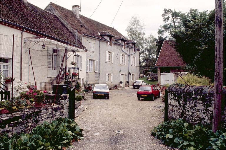 Façade antérieure de trois quarts gauche. © Jérôme Mongreville / Région Bourgogne-Franche-Comté, Inventaire du patrimoine - 1995